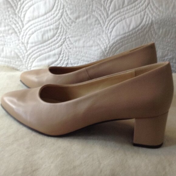 NIB Trotters "Kari", Nude Leather Low pumps, 10.5W, Professional, Collegiate - Picture 4 of 7